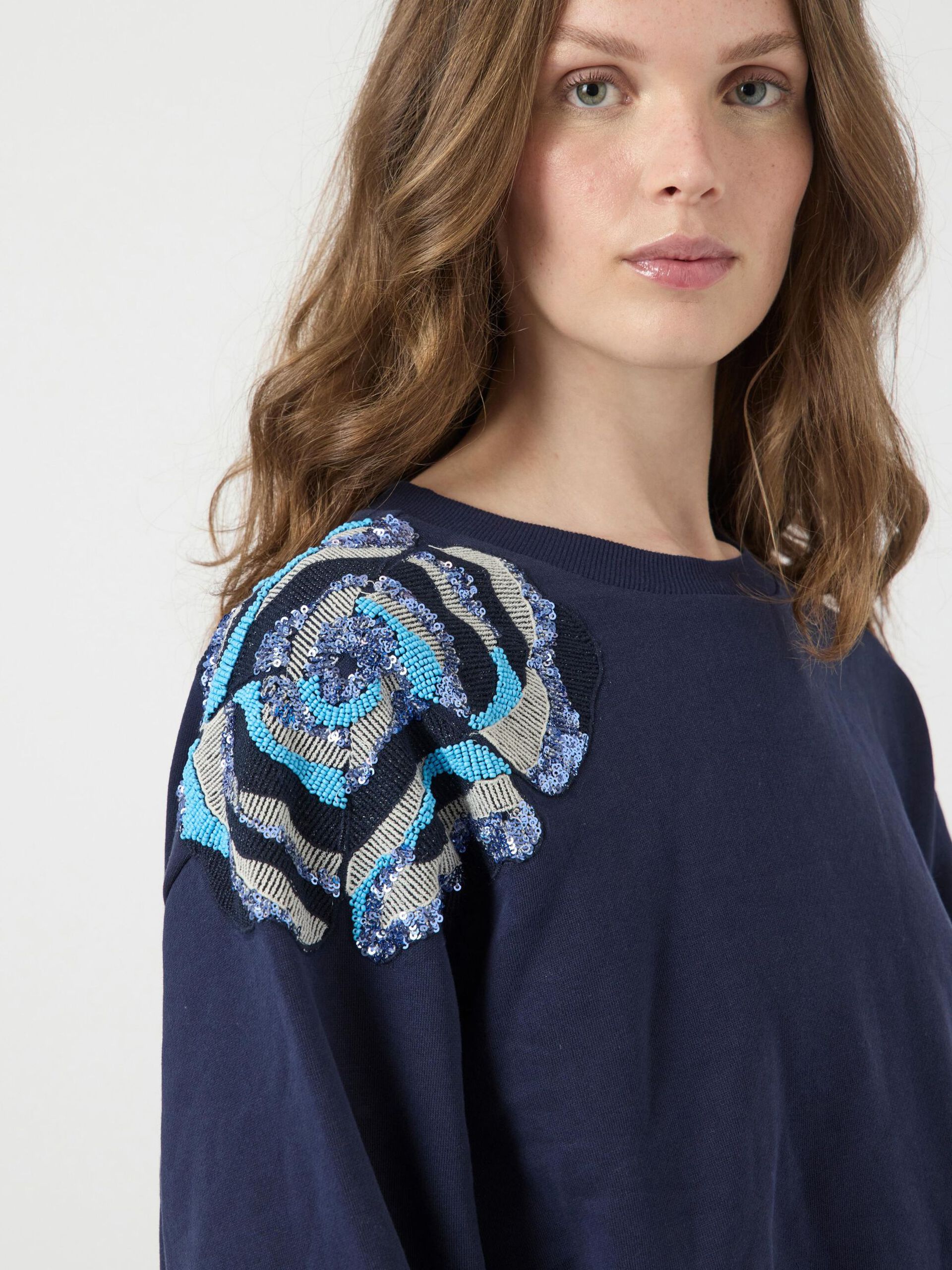 Carousel image - YASBLUGA DEKORERAD SWEATSHIRT, Navy Blazer | 3
